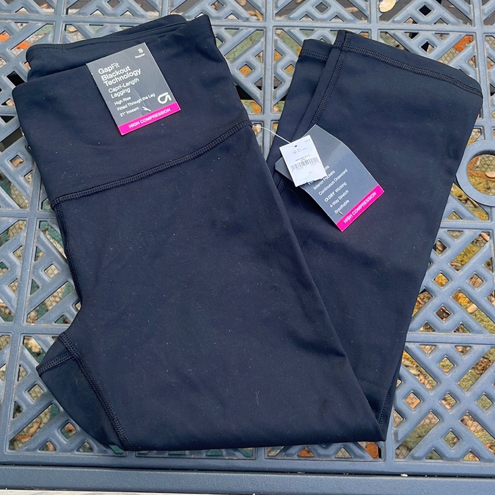 GapFit BlackOut Technology High Waisted Capri Length Leggings